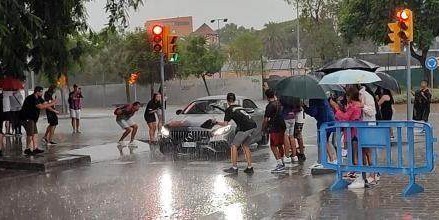 亿万28官网-【夜读】光天化日遭抢，莱万体验巴塞罗那别样氛围！