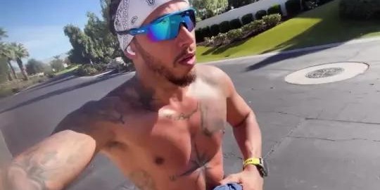 亿万28官网-41岁汉密尔顿大秀魔鬼筋肉！地狱级训练狂飙荷尔蒙，卡戴珊赚麻了