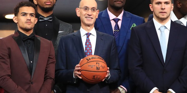 没想到吧~2018年选秀大会照片上站中间的四个人已经两两同队了