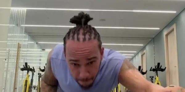 亿万28官网-41岁汉密尔顿大秀魔鬼筋肉！地狱级训练狂飙荷尔蒙，卡戴珊赚麻了